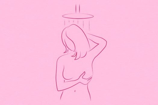 Imagem ilustrativa de mulher debaixo do chuveiro realizando o autoexame na mama.